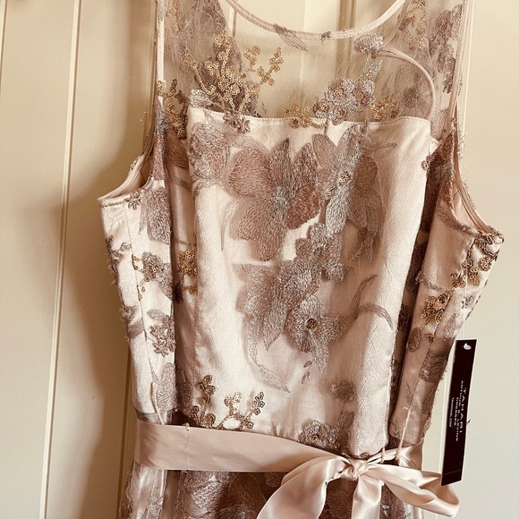 TAHARI Arthur S. Levine,  dress in size M color Rose Gold and cream background - Picture 16 of 16
